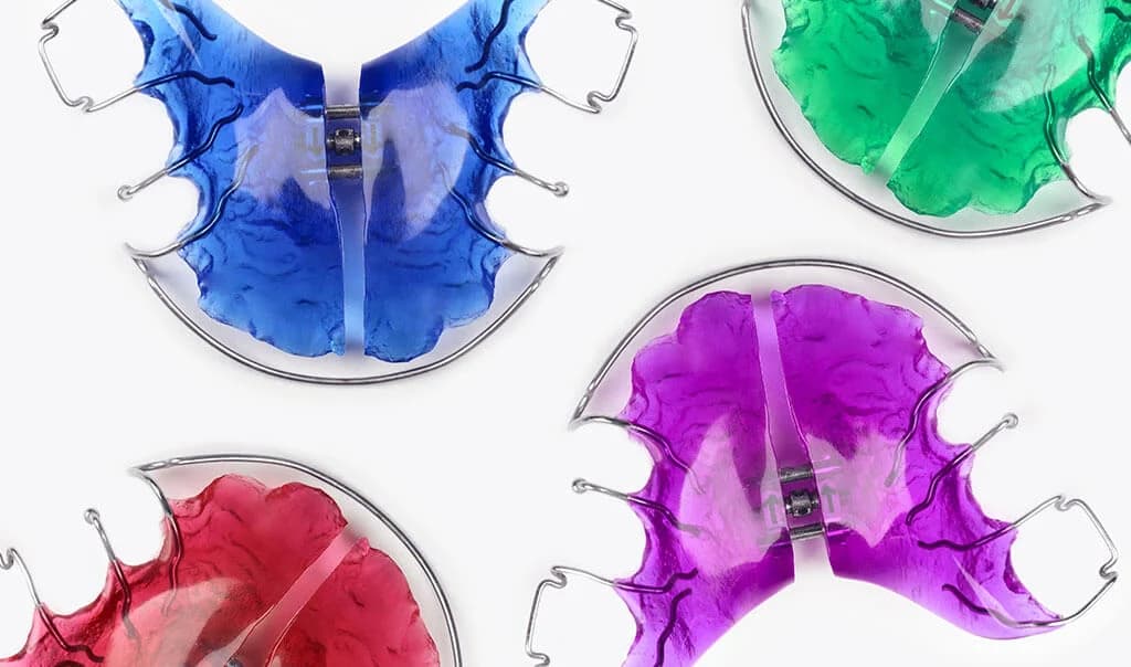 Bunte herausnehmbare Zahnspange für Kinder