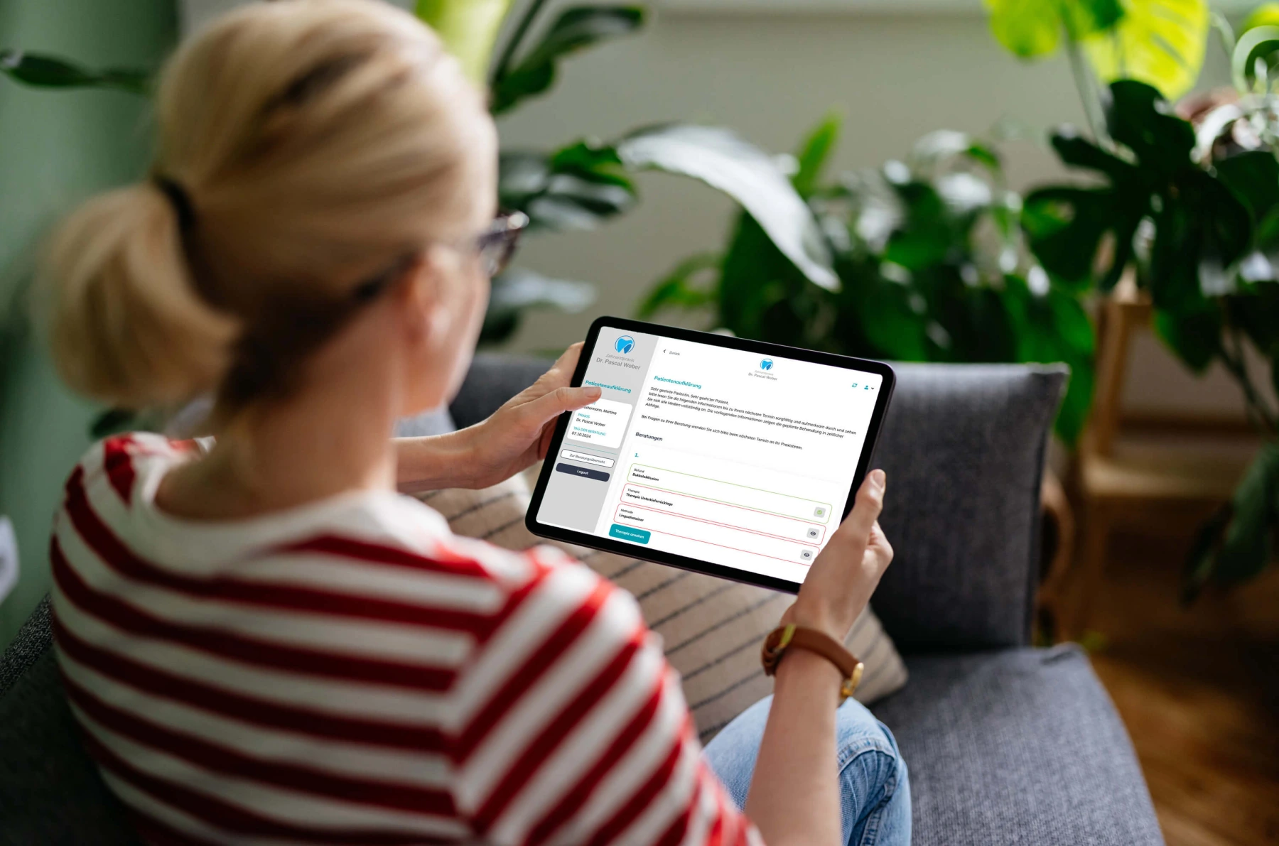 Dr. Clip Patienteninformation Dresden — Patientin ruft Behandlungsinhalte zuhause auf dem Tablet ab