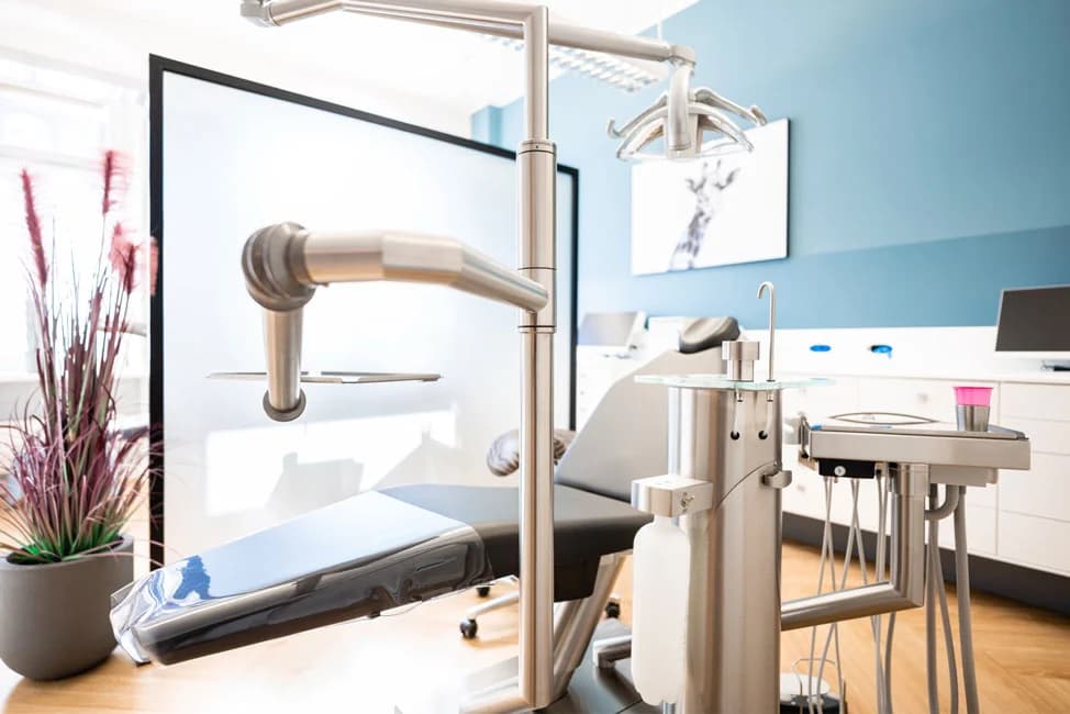 Teenager mit Invisalign – selbstbewusst lächeln