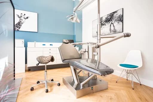 Kind bei spielerischer kieferorthopädischer Untersuchung